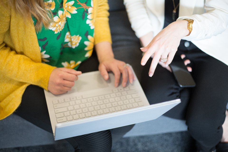 Equipo profesional B2B colaborando frente a portátil - retargeting en LinkedIn Ads